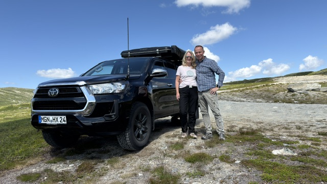 Martin und Katharina Kirbis, Gastgeber der Ferienwohnung Kirbis in Meiningen, lächeln in die Kamera.