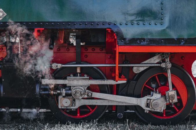 Dampflokomotive in voller Fahrt stößt dichte weiße Dampfwolken aus – Symbolbild zu den Meininger Dampfloktagen.